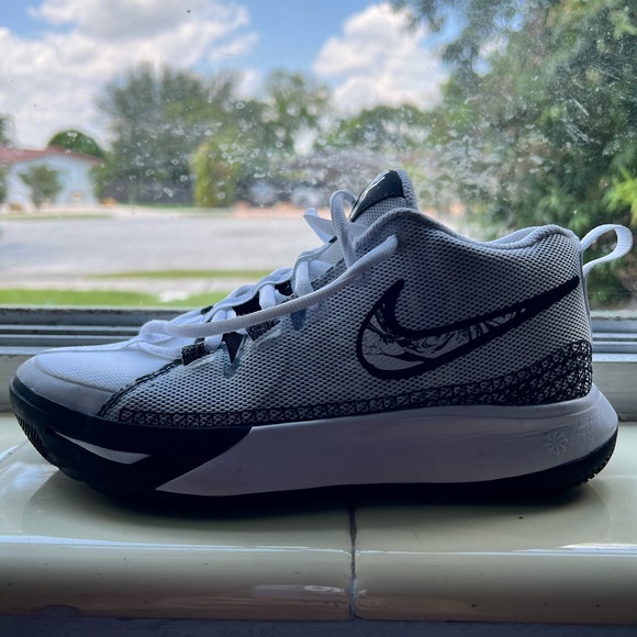Nike Kyrie Flytrap 6 (5Y) - Picture 4 of 8
